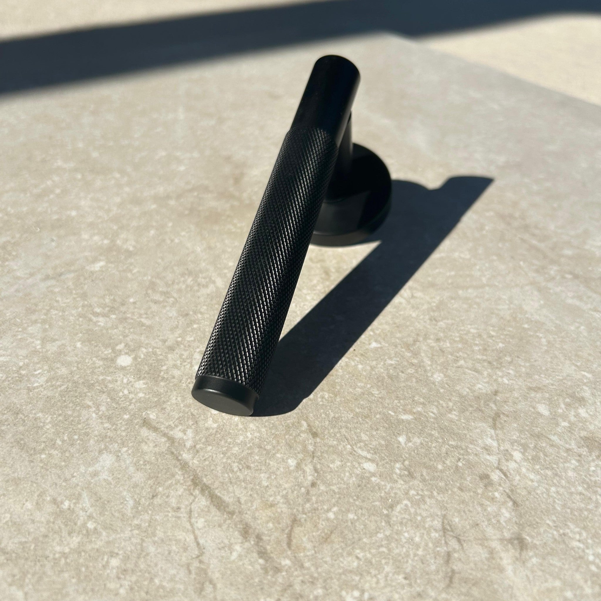 Innedörrhandtag – Mattsvart Industriell Design med Räfflad Yta